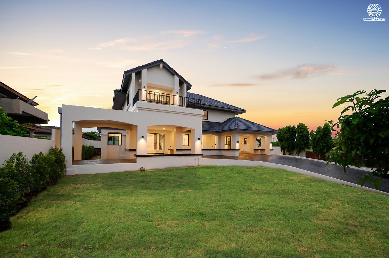 บ้านเดี่ยวฟิลคฤหาสน์มือสองตกแต่งใหม่ แบรนด์ LH ดีไซน์สุดหรูหรา โครงการ ลดาวัลย์ ปิ่นเกล้า เนื้อที่ 214 ตร.ว. บนพื้นที่ใช้สอยถึง 553.48 ตร.ม. ฟังก์ชันจัดเต็ม 4 ห้องนอน 5 ห้องน้ำ 1 ห้องอเนกประสงค์ 1 ห้องแม่บ้าน จอดรถได้ถึง 2 คัน ทำเลติดถนนบรมราชชนนี เชื่อมต่อหลายเส้นทาง ใกล้มหาวิทยาลัยมหิดล และเซ็นทรัลศาลายา